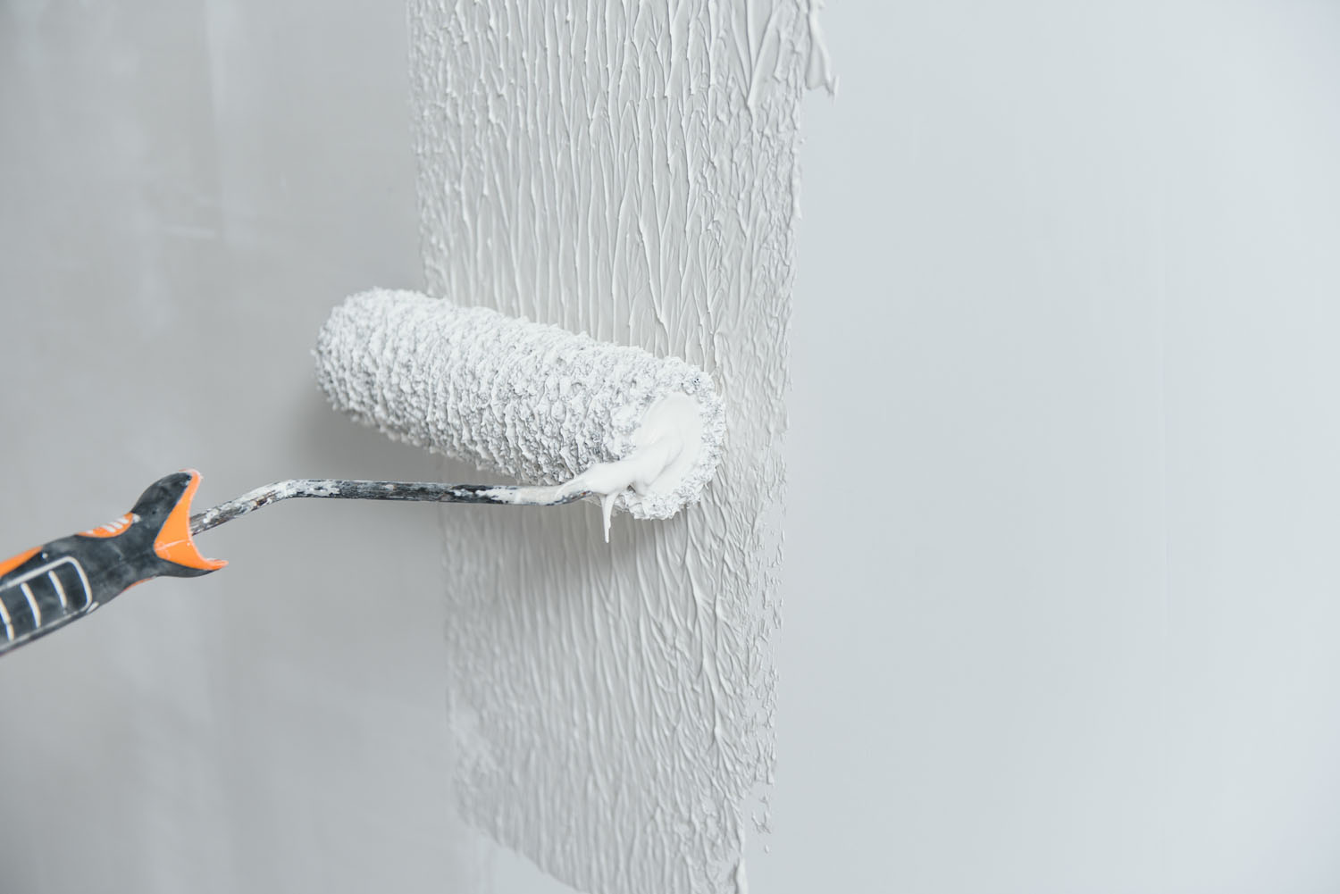 Hand painting wall in grey